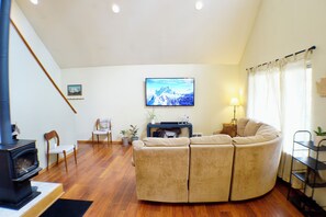 Smart-TV, Kamin, Bücher