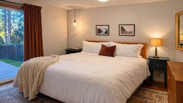 3 soverom, skrivebord, strykejern/-brett og reiseseng for barn