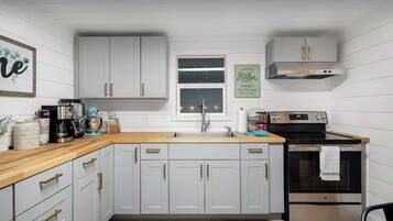 Microondas, horno, placa de cocina y lavavajillas