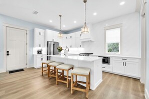 Kjøleskap, mikrobølgeovn, ovn og kokeplater