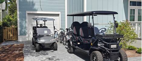 Un carrito de golf estacionado frente a un edificio con puerta de garaje.