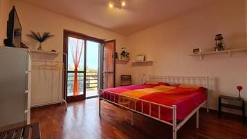 3 bedrooms, desk, iron/ironing board, travel crib