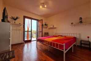 3 Schlafzimmer, Schreibtisch, Bügeleisen/Bügelbrett, Reisekinderbett