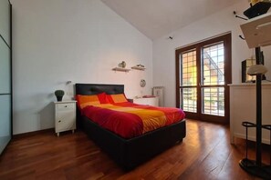 3 habitaciones, escritorio y tabla de planchar con plancha 