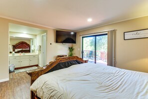 3 bedrooms, iron/ironing board, Internet, bed sheets - Game Room + Bar: Wooded Pine Mountain Lake Retreat (Groveland)