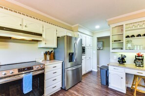 ثلاجة، ميكروويف، موقد طهي مسطح، غسالة أطباق