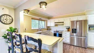 Fridge, microwave, stovetop, dishwasher