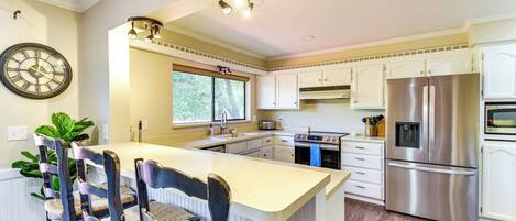 Kühlschrank, Mikrowelle, Herdplatte, Geschirrspüler