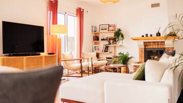 Fernseher, Kamin, Bücher, Stereoanlage