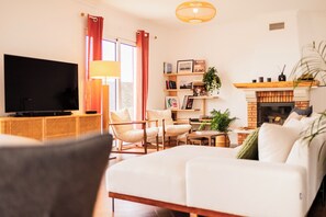 Fernseher, Kamin, Bücher, Stereoanlage