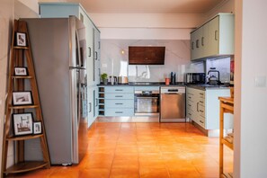 ثلاجة، ميكروويف، فرن، موقد طهي مسطح