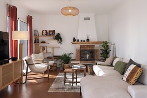 Téléviseur, foyer, jeux vidéo, livres