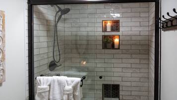 Towels, shampoo, toilet paper