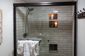Handtücher, Shampoo, Toilettenpapier