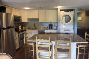 Réfrigérateur, micro-ondes, plaque de cuisson, lave-vaisselle