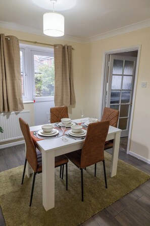 Dining - Modern 3-bed Bradley Stoke Self Check-in Free Parking Fast Wi-Fi (Bradley Stoke)