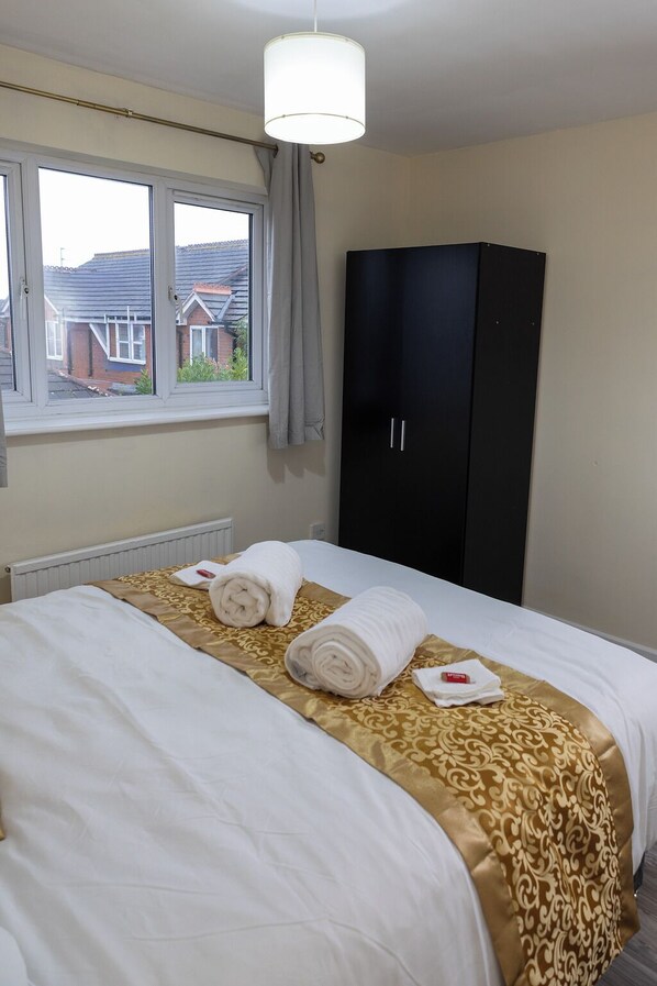 Iron/ironing board, WiFi, bed sheets