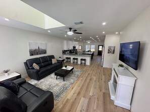 Smart-TV, peis, bordtennis og bøker