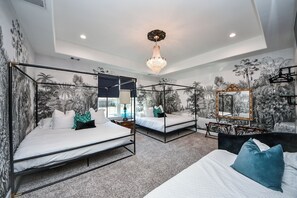 5 bedrooms, iron/ironing board, WiFi, bed sheets