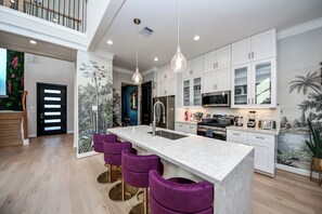 Mikrobølgeovn, ovn, kokeplater og oppvaskmaskin