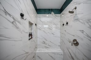 Een douche, een haardroger, handdoeken, zeep