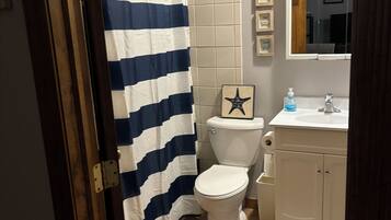 Haartrockner, Handtücher, Seife, Toilettenpapier