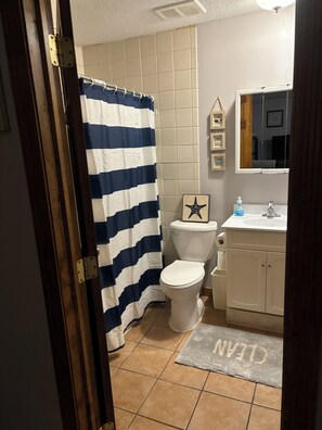 Haartrockner, Handtücher, Seife, Toilettenpapier