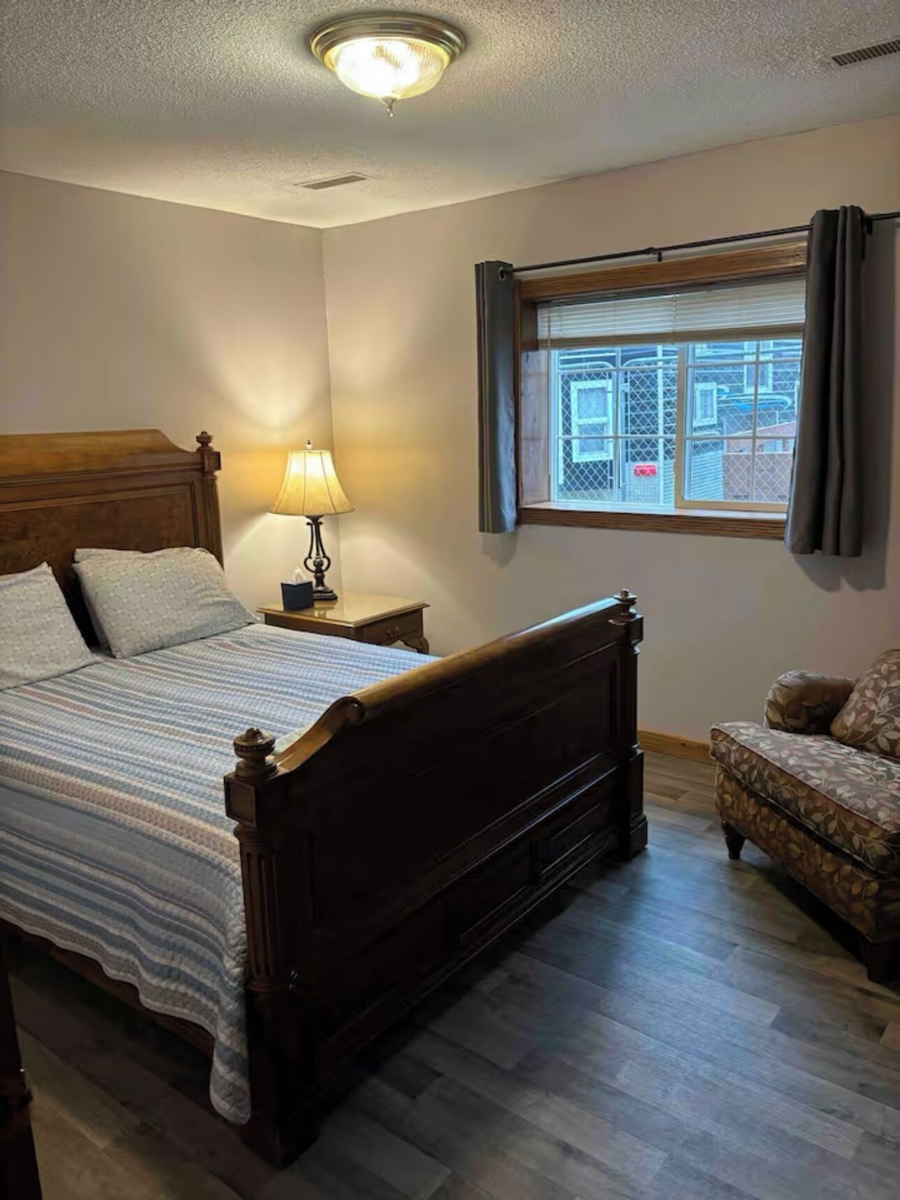 2 bedrooms, iron/ironing board, internet, bed sheets