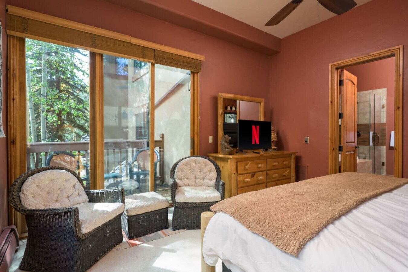 5 bedrooms, iron/ironing board, WiFi, bed sheets