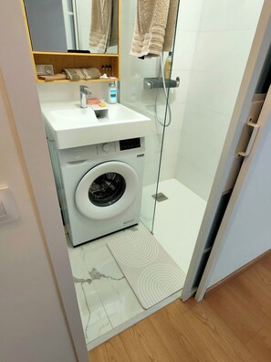 Shower, hair dryer, towels, shampoo
