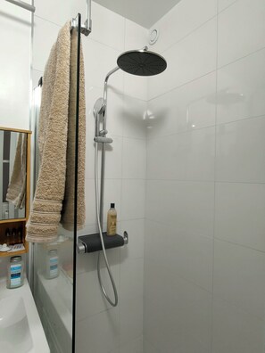 Douche, sèche-cheveux, serviettes fournies, shampoing