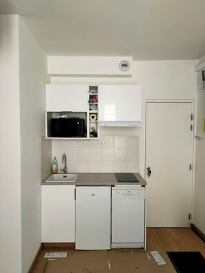 Kühlschrank, Mikrowelle, Herdplatte, Geschirrspüler