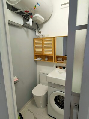 Shower, hair dryer, towels, shampoo