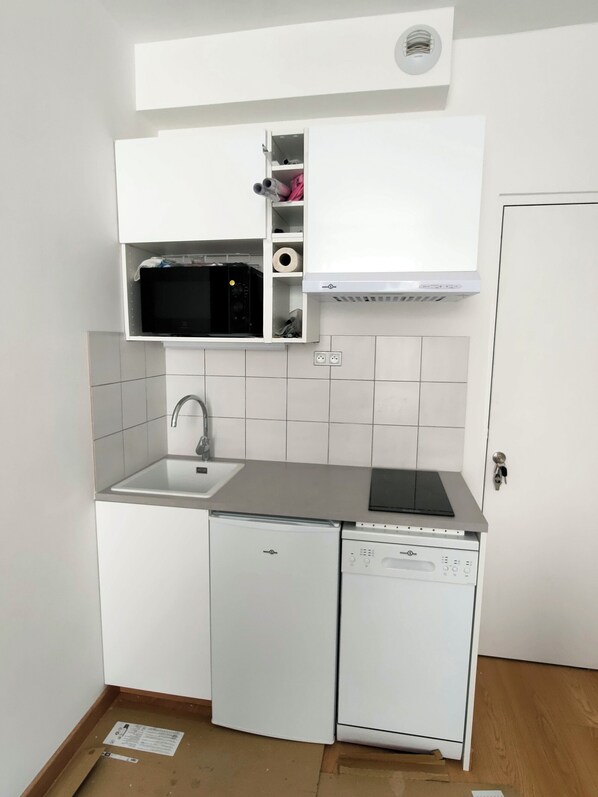 Jääkaappi, mikroaaltouuni, liesi, astianpesukone