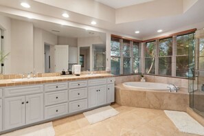 Jetted tub, hair dryer, towels, soap - The Huntington Spacious Family Friendly (Poway)