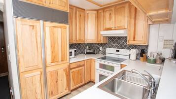 冰箱、微波炉、烤箱、炉灶