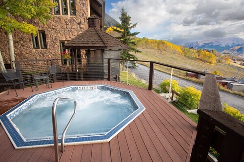 10 Steps to the Slopes! Unbeatable Ski-In/Ski-Out! Hot Tub!