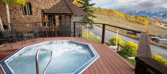 10 Steps to the Slopes! Unbeatable Ski-In/Ski-Out! Hot Tub!