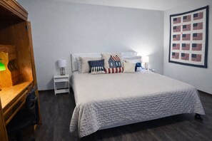 3 makuuhuonetta, työpöytä, silitysrauta/-lauta, Wi-Fi