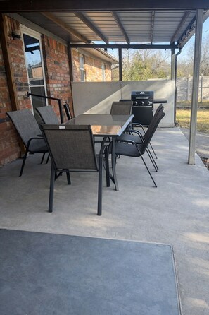Outdoor dining - Benham Bunkhouse, Close to OSU & Downtown (Stillwater)
