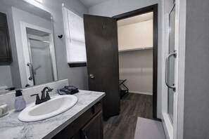 Suihku, hiustenkuivaaja, pyyhkeet