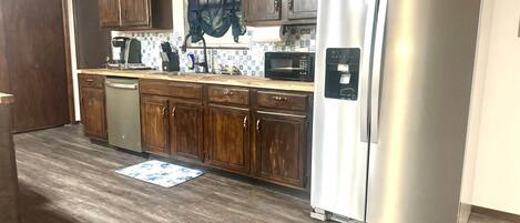 Réfrigérateur, four à micro-ondes, un four, surface de cuisson