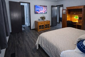 3 bedrooms, desk, iron/ironing board, WiFi - Benham Bunkhouse, Close to OSU & Downtown (Stillwater)