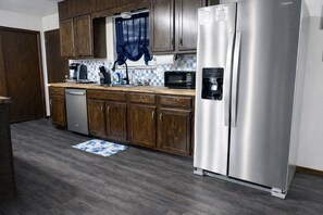 Fridge, microwave, oven, stovetop - Benham Bunkhouse, Close to OSU & Downtown (Stillwater)