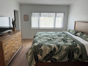 2 bedrooms, internet, bed sheets