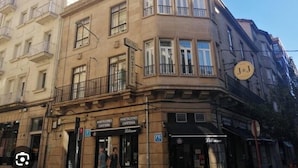 Un immeuble d’angle abritant un café, un restaurant et un magasin J&S.