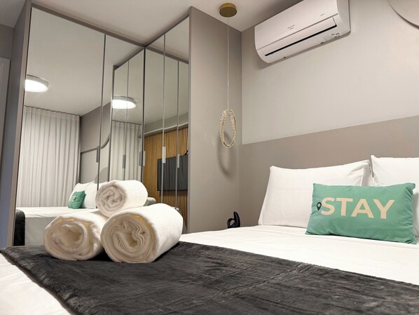 Appartamento Premium, vista città | Tende oscuranti, ferro/asse da stiro, Wi-Fi gratuito