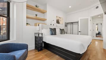 Apartamento, 1 quarto | Edredons de pluma, individualmente decorados, individualmente mobiliados