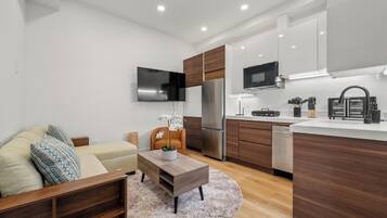 Apartment, 1 Bedroom, City View | Living area