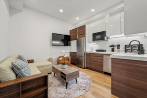 Suite (City Views: King Bed + Pullout Queen) | Area soggiorno | Smart TV 60 pollici con canali digitali, docking station per iPod